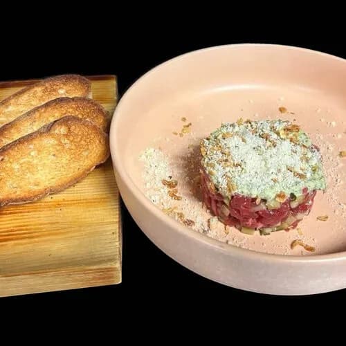 Тартар из говядины с домашним хлебом