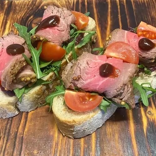 Брускетта с ростбифом