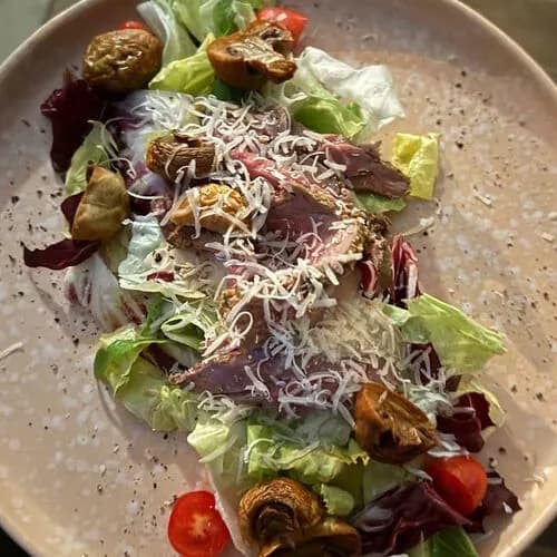 Микс-салат с ростбифом и грибами