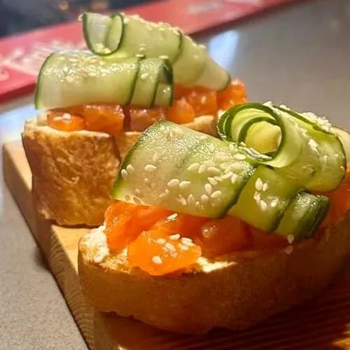 Брускетта с семгой