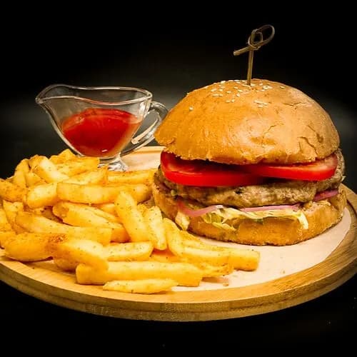 Бургер с говяжьей котлетой и картофелем по-деревенски