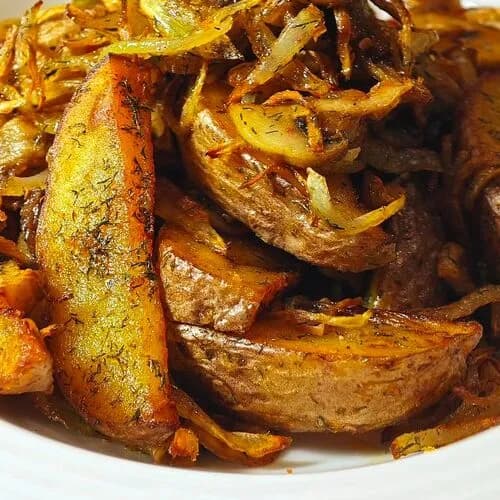 Картофель по-деревенски с грибами и луком