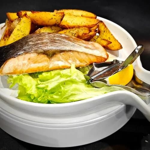 Запеченный лосось с картофелем по-деревенски