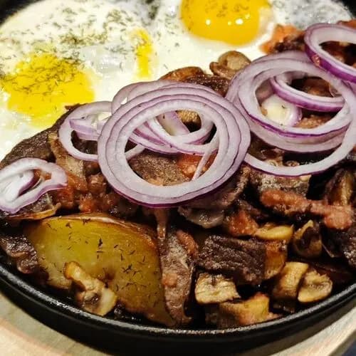 Горячая сковорода с кошерной грудинкой