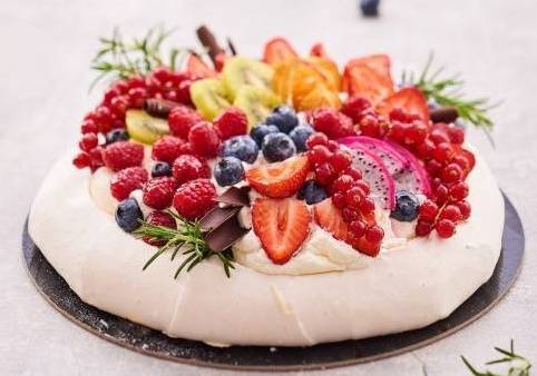 Beza z mascarpone i owocami (ok 800g)