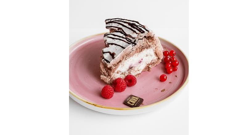 Bezowy tort malinowy Cava