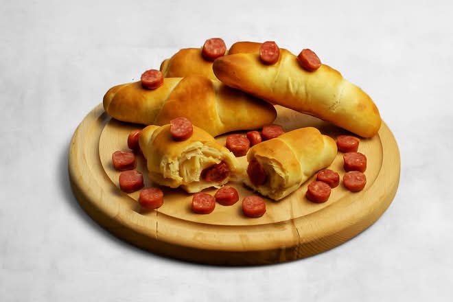 Rollsy z kabanosami 4szt. z sosem
