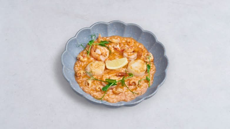 Risotto różowe z przegrzebkami