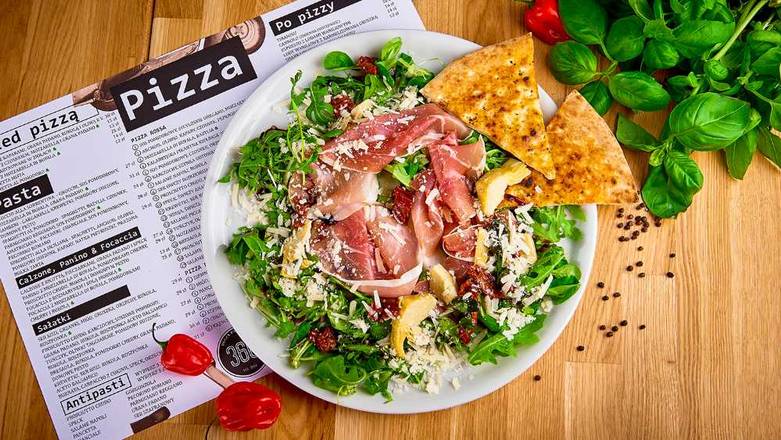 Sałatka z prosciutto crudo, karczochami i suszonymi pomidorami