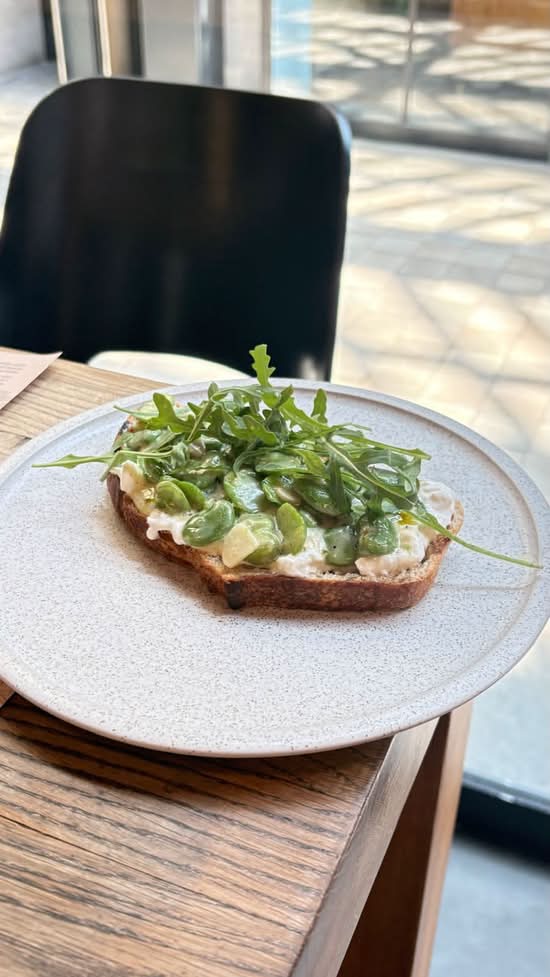Tost z bobem, straciatellą i miętą