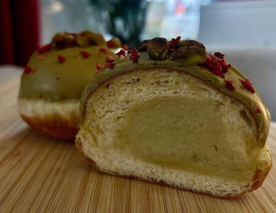 Pączek PREMIUM pistacjowy (1 szt)