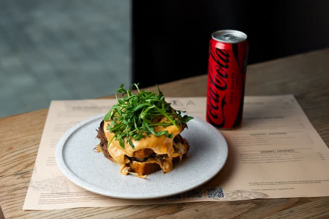 Tost z szarpaną wołowiną, serem i majonezem chipotle