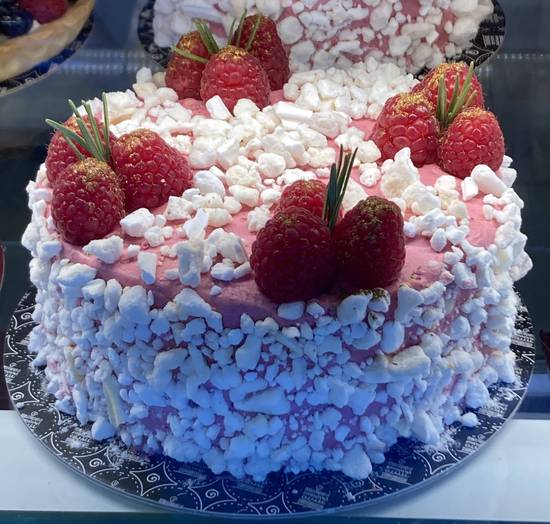 Tort bezowy z malinami (ok 800g)