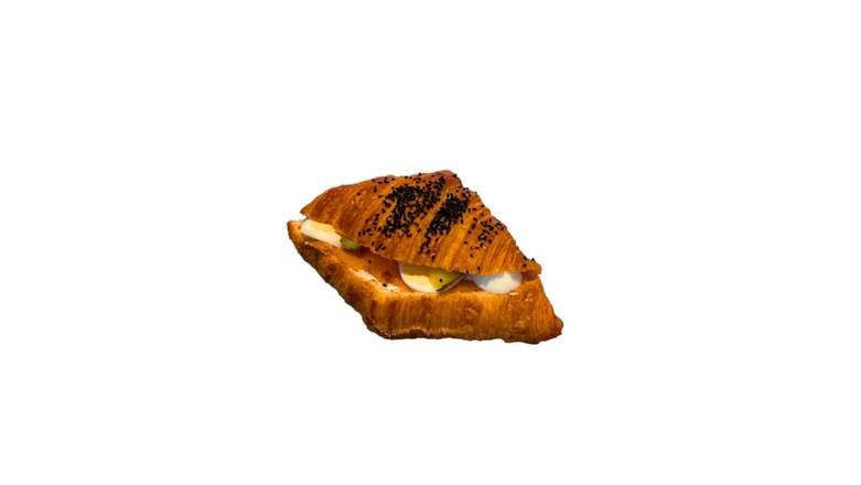 Croissant z łososiem, jajkiem i serkiem miso