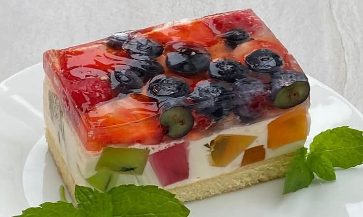 Śmietanowiec z owocami (ok.600g)