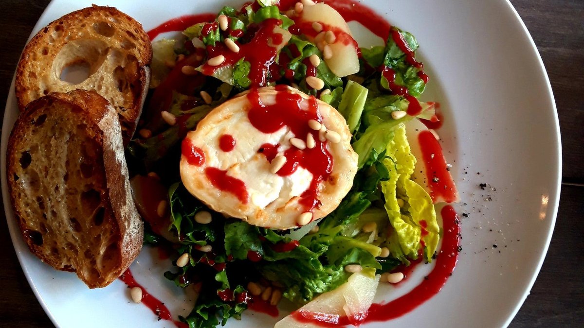 Insalate con pere e formaggio di capra