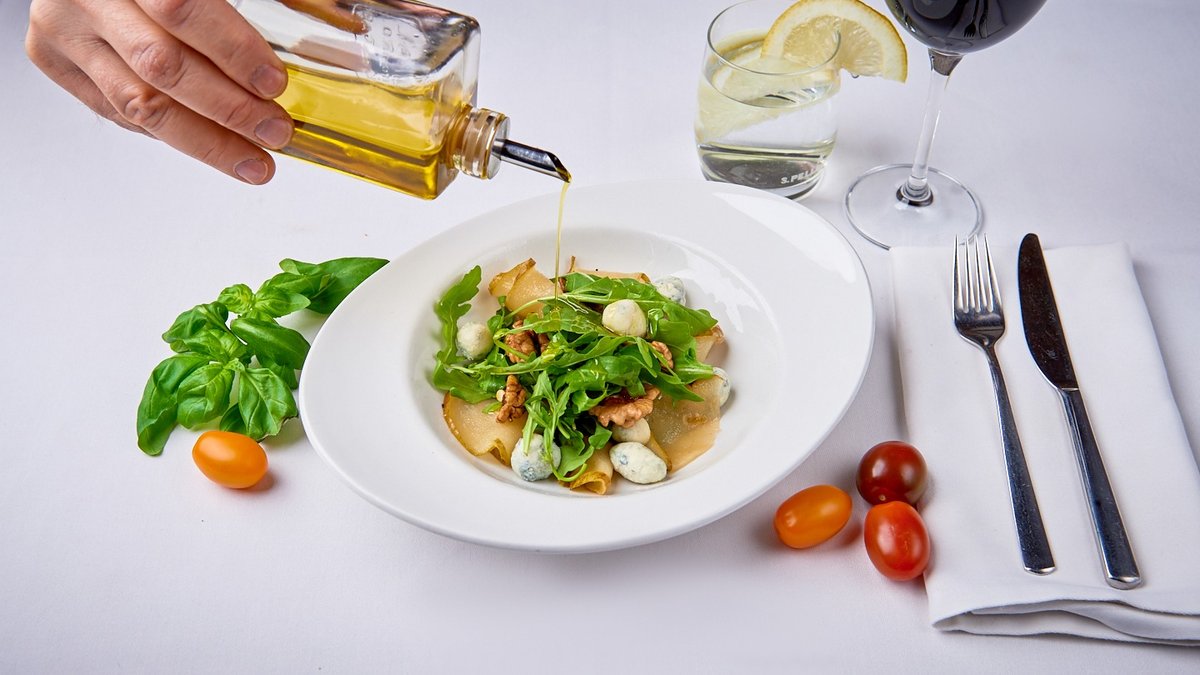 Insalata di rucola con pera, noci e gorgonzola