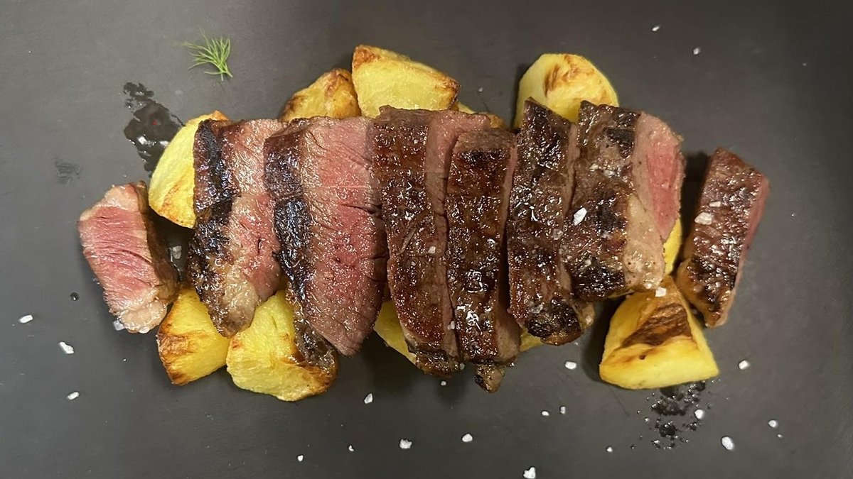 Bistecca di manzo con rosmarino e patate arrosto