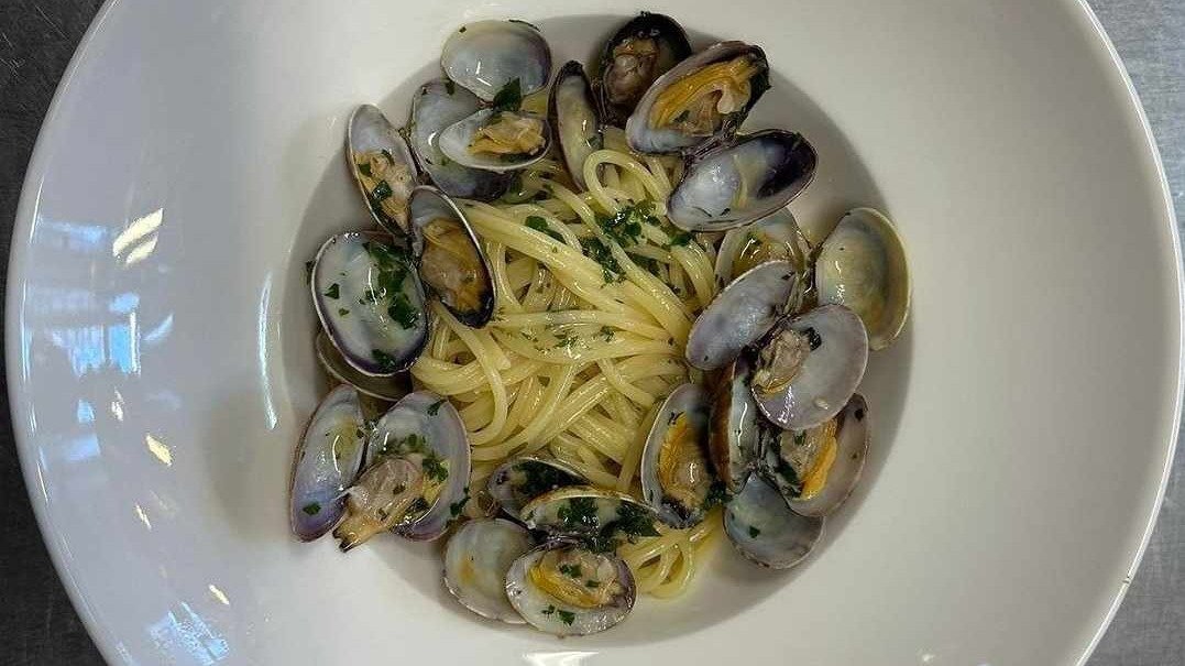 Spaghetti alle vongole con vino bianco, peperoncino picante e pomodorini cherry