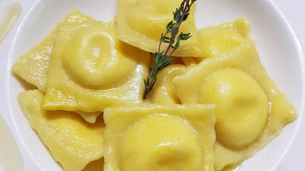 Agnolotti con il ripieno segreto del nostro Chef con burro, salvia e scaglie di