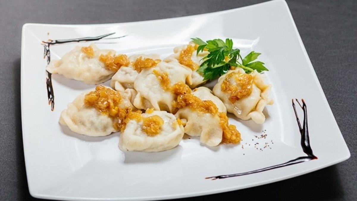 Domowe pierogi ruskie (z twarogiem i ziemniakami) ze śmietaną