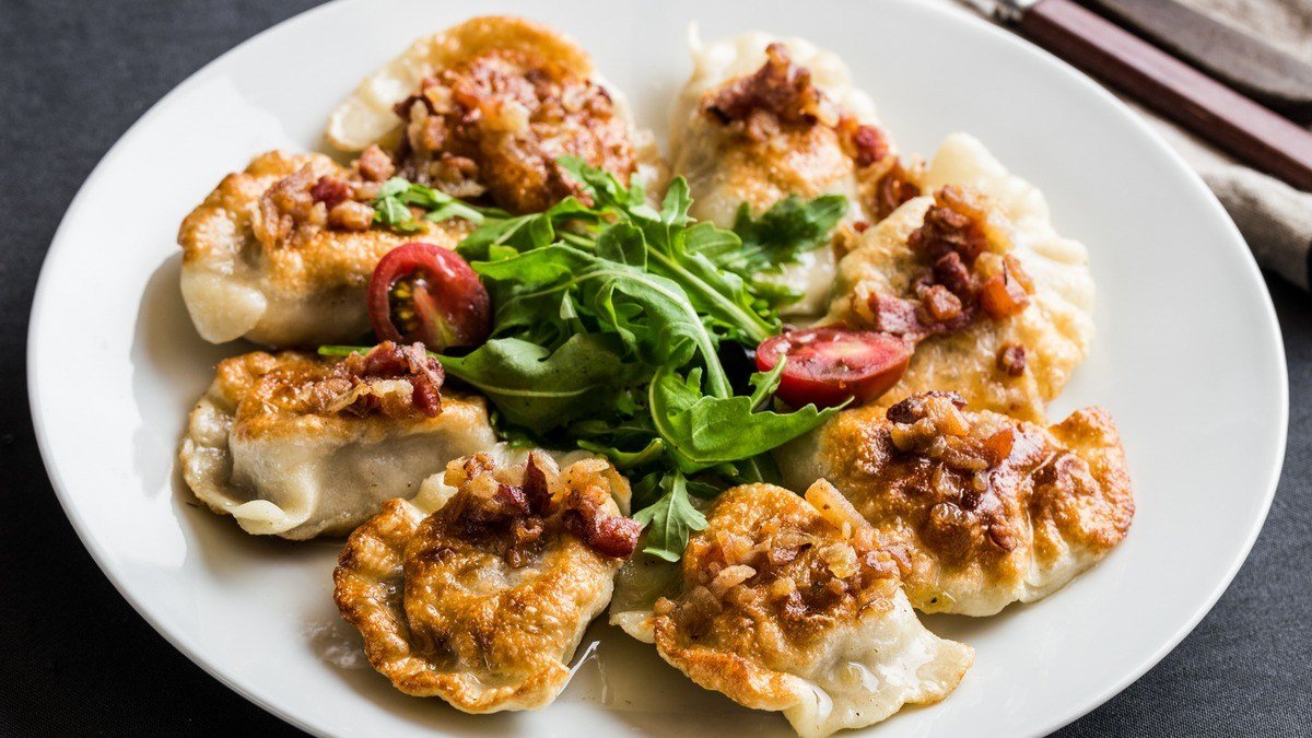 Domowe pierogi z mięsem i okrasą